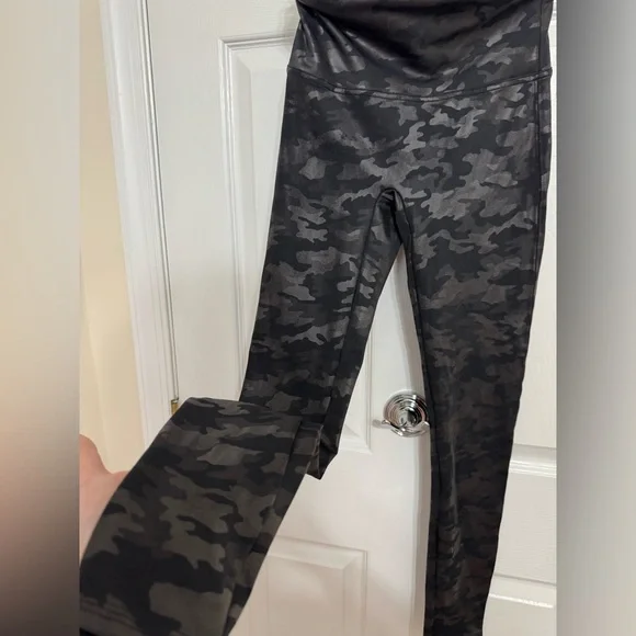 SPANX Faux Leather Leggings High Waist Camo Matte Black 20185R - Picture 6 of 10